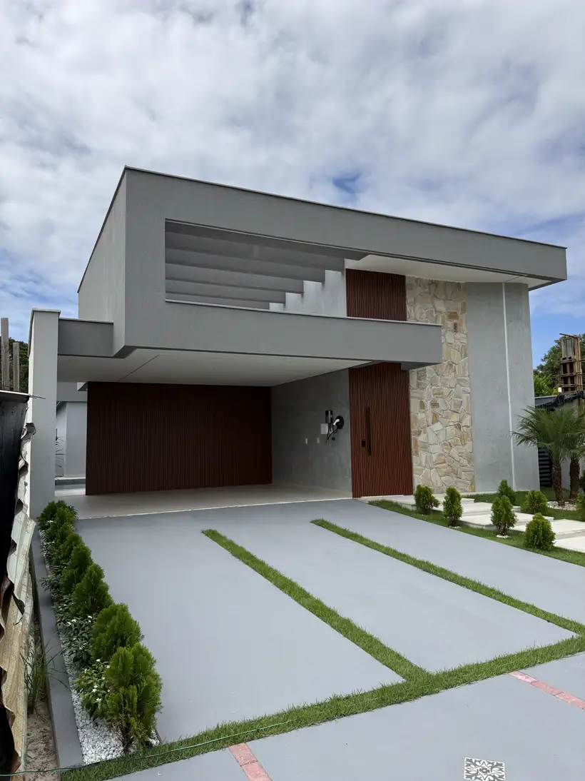 Volume em balanço sobre a garagem