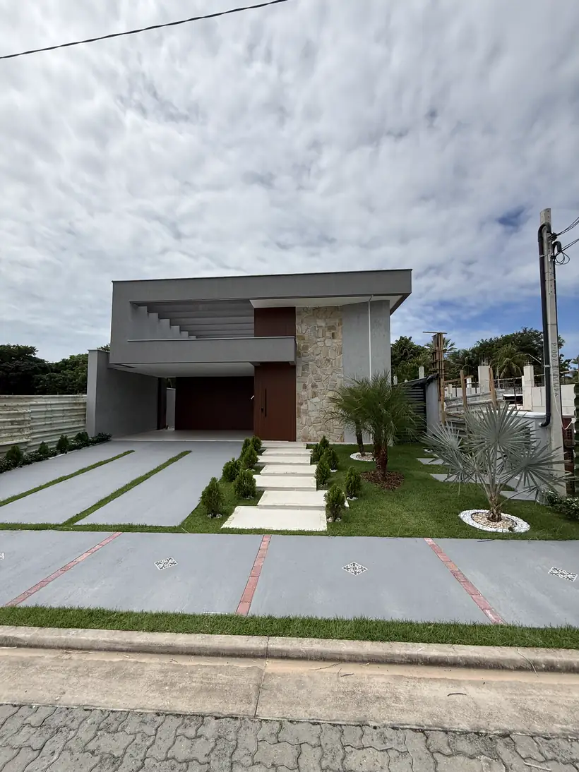 Vista da rua, com jardim e caminho de pedras