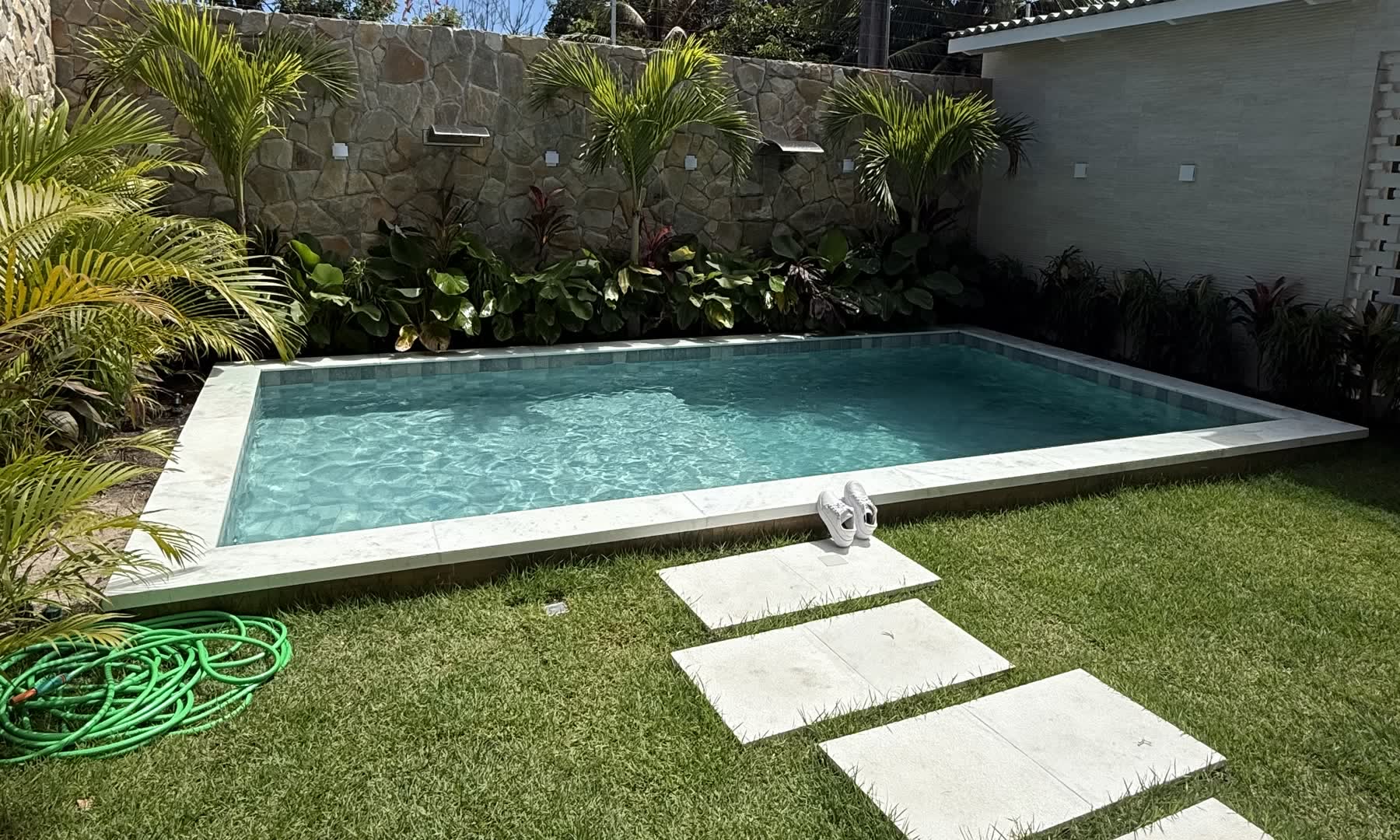 Piscina e jardim de uma casa entregue pela WSV