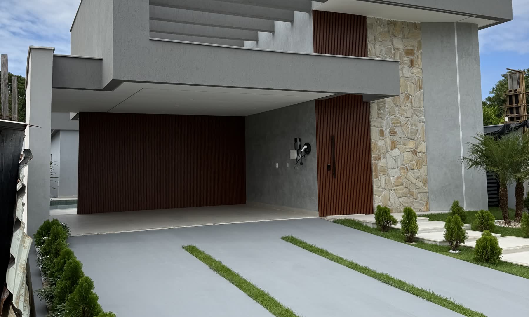Fachada em pedra natural e madeira, obra entregue pela WSV